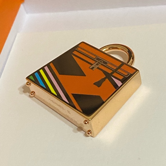 NEW HERMÈS CURIOSITE KELLY LAQUE H
VIBRATION CHARM - Picture 14 of 16